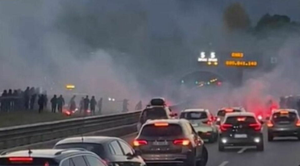 口附近, 执法人员赶, 正向北行驶